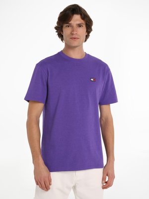 T-Shirt-aus-Baumwolle-mit-Logo-Aufnäher-