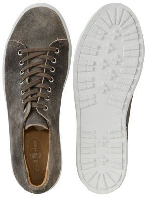 Zwei graue Wildlederschuhe, einer von oben, einer von unten gesehen. Der obere Schuh hat braune Schnürsenkel und weiße Sohlenränder. Die Sohle ist weiß mit tiefem Profil. Auf der Innensohle ist ein Logo.
