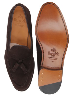 Zwei braune Wildleder-Loafers, von oben fotografiert. Links ist der Schuh mit Quasten, rechts die Sohle sichtbar. Auf der Sohle ist das Logo von Berwick 1707 und die Größe 10 eingraviert.
