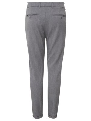 Graue Hose in voller Länge, von hinten fotografiert. Die Hose hat zwei Gesäßtaschen und eine verdeckte Knopfleiste. Der Stoff ist dezent strukturiert. Der Saum ist umgeschlagen.