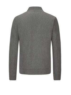 Ein grauer Herren-Blouson mit Stehkragen von hinten. Der Blouson hat lange Ärmel und einen geraden Saumabschluss. Das Kleidungsstück ist aus Stoff gefertigt.