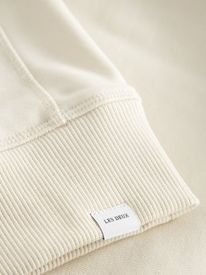 Robustes-Sweatshirt-mit-kleinem-Logo-Print