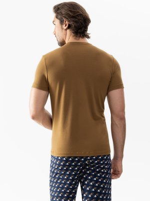 T-Shirt-mit-Stretchanteil-und-Aufnäher