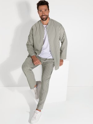 Glatter-Pyjama-mit-Streifenmuster-und-Stehkragen