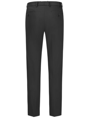 Rückansicht einer schwarzen Stoffhose. Die Hose hat einen Gürtel und zwei Gesäßtaschen. Die Hosenbeine sind gerade geschnitten. Der Hintergrund ist weiß.