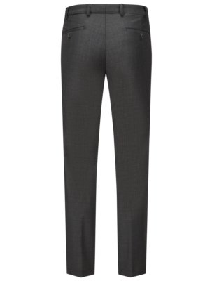 Hinteransicht einer dunklen grauen Stoffhose. Die Hose hat Hosenträger, zwei Gesäßtaschen und Gürtelschlaufen. Der Stoff hat ein feines, leichtes Muster. Die Hose ist eng geschnitten.
