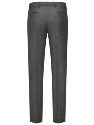 Rückansicht einer grauen Herrenhose. Die Hose hat zwei Gesäßtaschen, Gürtelschlaufen und ist aus kariertem Stoff. Der Schnitt ist gerade. Das Foto zeigt die Hose freigestellt auf weißem Hintergrund.
