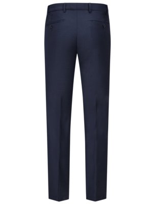 Draufsicht auf eine marineblaue Stoffhose. Die Hose ist von hinten betrachtet, mit zwei Gesäßtaschen und Gürtelschlaufen. Der Stoff hat eine feine Struktur und fällt glatt. Die Hose ist sauber verarbeitet.