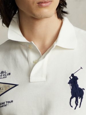 Poloshirt in Piqué-Qualität mit Aufnäher und Stickerei