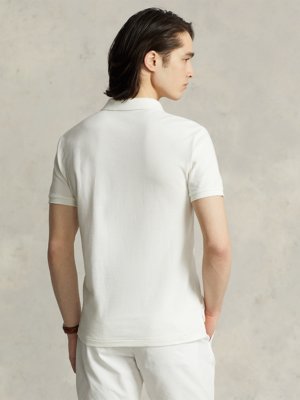 Poloshirt-in-Piqué-Qualität-mit-Aufnäher-und-Stickerei