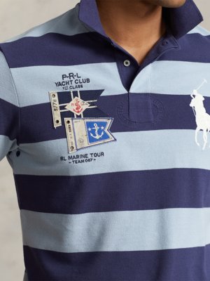 Poloshirt-in-Piqué-Qualität-mit-Stickerei-und-Aufnäher
