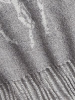 Schal aus einem Wollgemisch mit Label-Schriftzug