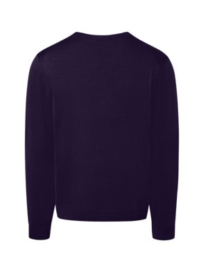 Ein dunkelvioletter Pullover aus der Rückansicht. Der Pullover hat einen Rundhalsausschnitt und lange Ärmel. Der Hintergrund ist weiß.