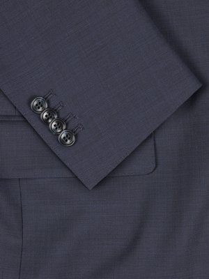 Dreiteiliger-Anzug-aus-Schurwolle-mit-Anstecker-am-Revers