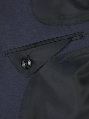 Dreiteiliger Anzug aus Schurwolle mit Anstecker am Revers