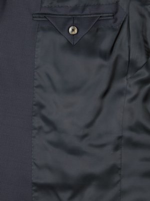 Anzug-aus-Wolle-mit-filigraner-Struktur
