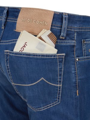 Leichte-Jeans-mit-Kontrastnähten,-Slim-Fit