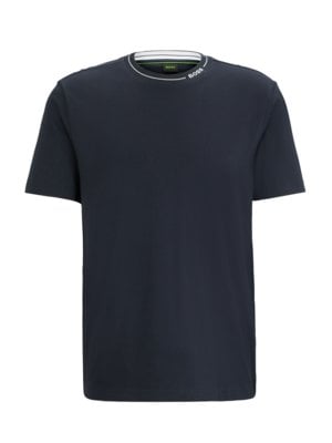 T-Shirt-mit-Label-Prägung-am-Kragen