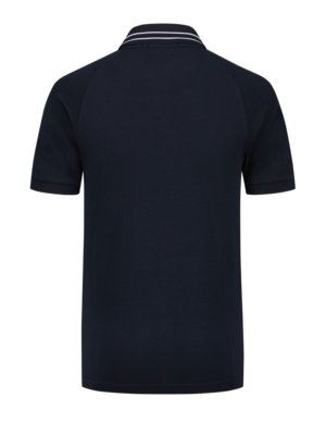 Glattes-Poloshirt-mit-Streifen-Akzenten-und-Logo-Emblem,-Slim-Fit