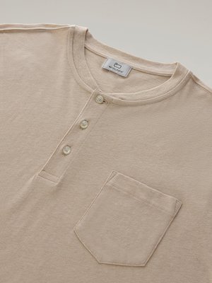 Softes T-Shirt mit Leinenanteil und kurzer Knopfleiste