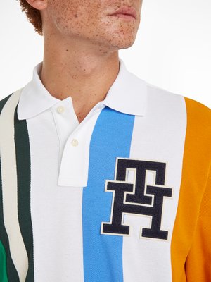 Langarm-Poloshirt-mit-Blockstreifen-und-Monogramm-Aufnäher