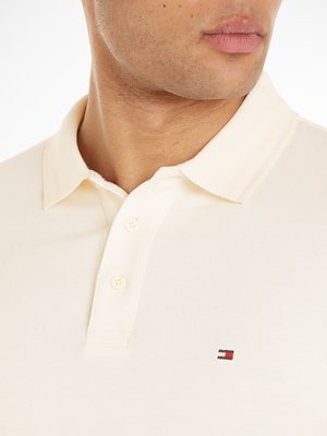 Piqué-Poloshirt mit Kontraststreifen am Kragen, Slim Fit