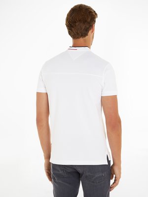 Piqué-Poloshirt-mit-Stehkragen-und-Streifen-Akzenten,-Slim-Fit