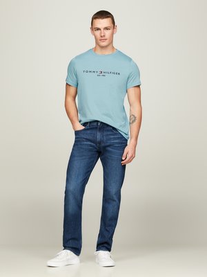 T-Shirt-aus-Baumwolle-mit-Logo-Stickerei-auf-Brust