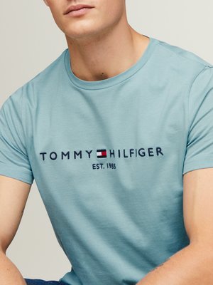 T-Shirt-aus-Baumwolle-mit-Logo-Stickerei-auf-Brust
