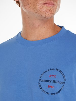 T-Shirt mit rundem Logo-Print auf Brust, Slim Fit