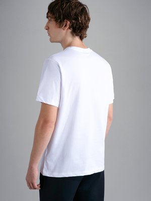T-Shirt-mit-großer-Label-Prägung-auf-der-Vorderseite