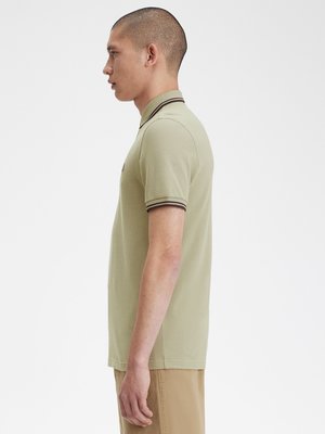 Poloshirt-in-Piqué-Qualität-mit-Kontraststreifen