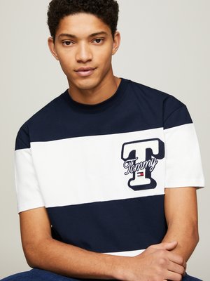 T-Shirt-mit-Ringel-Muster-und-Logo-Stickerei