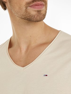 T-Shirt-mit-V-Ausschnitt-und-Rollkante