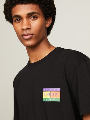 T-Shirt-mit-Logo-Print-auf-Brust-und-Rückenseite