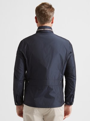 Leichte-Jacke-mit-Logo-Patch-und-verstaubarer-Kapuze