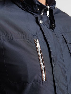 Leichte-Jacke-mit-Logo-Patch-und-verstaubarer-Kapuze