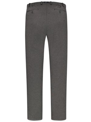 Rückansicht einer grauen Hose. Die Hose hat einen Bund mit Gürtelschlaufen, sowie zwei Gesäßtaschen. Die Beine sind gerade geschnitten. Der Hintergrund ist weiß.