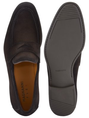 Ansicht von zwei braunen Loafern von oben: Einer ist von oben zu sehen, der andere zeigt die Sohle. Der Loafer von oben hat einen Leder-Innenraum mit der Aufschrift "MAGNANNI FLEX". Die Sohle hat die Aufschrift "MAGNANNI".