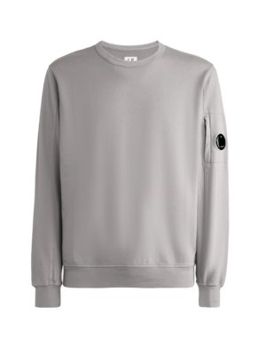 Softes-Sweatshirt-mit-Label-Patch-am-Arm