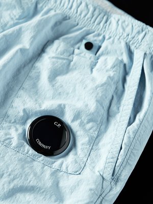 Badeshorts in Crinkle-Optik mit Logo-Patch und Druckknopf-Tasche