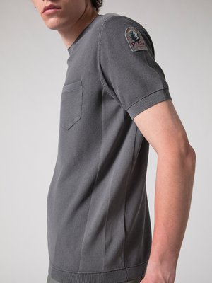 T-Shirt-in-Strick-Qualität-mit-Logo-Patch