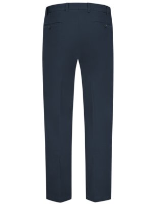 Dunkelblaue Hose, Rückansicht. Die Hose hat eine normale Leibhöhe, Gürtelschlaufen, zwei Gesäßtaschen und zwei Seitentaschen. Der Stoff der Hose ist glatt und fällt locker. Die Beine sind gerade geschnitten und haben einen Bügelfalte.