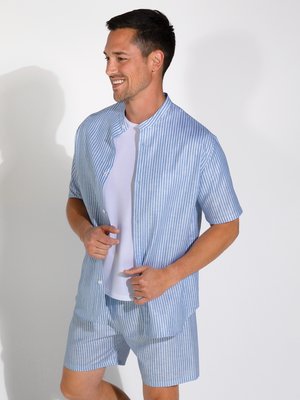 Kurzer-Pyjama-mit-Leinenanteil-und-Streifenmuster
