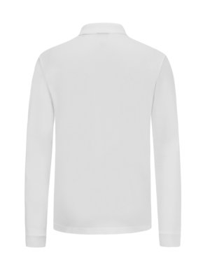 Rückansicht eines weißen Langarm-Poloshirts. Das Shirt hat einen Kragen, lange Ärmel und einen geraden Saum. Der Hintergrund ist einfarbig weiß.