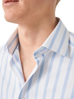Hemd mit Streifenmuster und Kentkragen, Contemporary