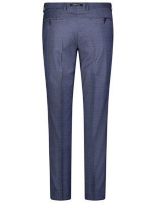 Eine Ansicht von hinten einer dunkelblauen Herrenhose. Die Hose hat zwei Gesäßtaschen und Bügelfalten. Der Bund ist mit Gürtelschlaufen versehen. Der Stoff hat ein feines Muster.