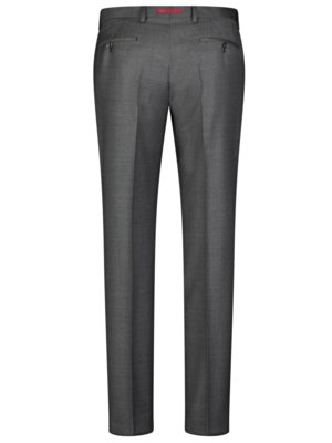 Draufsicht auf eine graue Herrenhose. Die Hose hat zwei Gesäßtaschen, einen Reißverschluss und Knöpfe. Der Hosenbund hat einen roten Akzent.