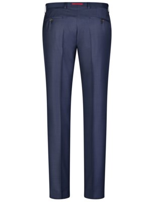 Rückansicht einer dunkelblauen Herrenhose. Die Hose hat zwei Gesäßtaschen, einen Bund mit Gürtelschlaufen, und einen roten Streifen am oberen Ende. Sie ist aus glattem Stoff und hat gerade Hosenbeine.