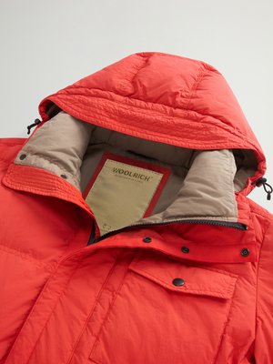 Daunenjacke mit Steppmuster und Label-Schriftzug